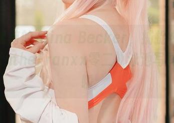 照相机前的Alina Becker,捕捉《DarlingintheFranxx零二》泳池写真那一瞬